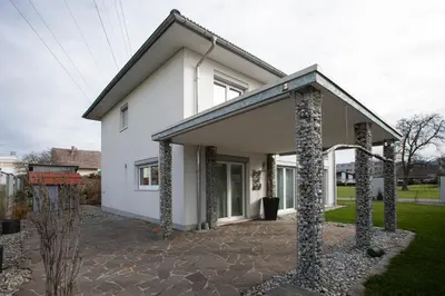 Das Gebäude in dem sich das Ferienhaus befindet