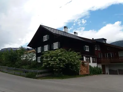 Das Gebäude in dem sich die Ferienwohnung befindet