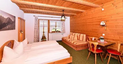 Ein Bett oder Betten in einem Zimmer der Unterkunft Landhaus Edelweiß