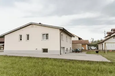 Das Gebäude in dem sich das Ferienhaus befindet