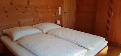Ein Bett oder Betten in einem Zimmer der Unterkunft Ferienwohnung Schönenbühl