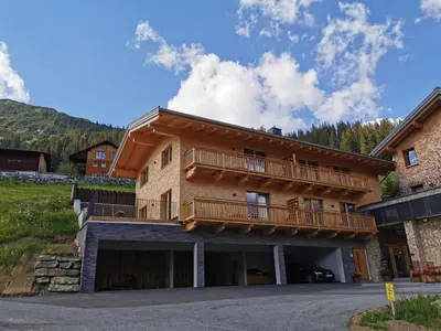 Ein allgemeiner Bergblick oder ein Berglick von des Aparthotels aus