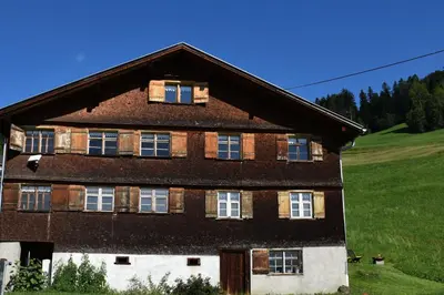 Das Gebäude in dem sich the country house befindet