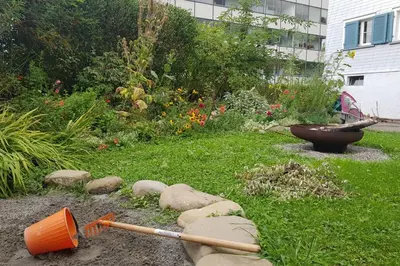 Ein Garten an der Unterkunft Ferienwohnung am Hatler Brunnen