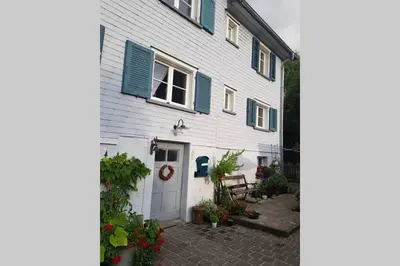 Ein Garten an der Unterkunft Ferienwohnung am Hatler Brunnen