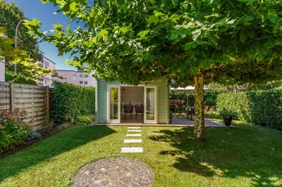 Ein Garten an der Unterkunft Bregenzer Traum am Bodensee inkl Fahrräder