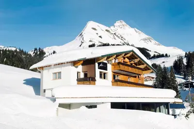 Ein allgemeiner Bergblick oder ein Berglick von des Privatzimmers aus