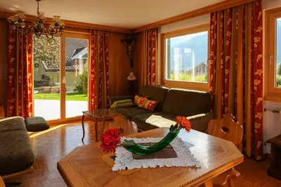 Ein Sitzbereich in der Unterkunft Waldchalet Steinbock