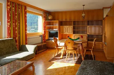 Ein Sitzbereich in der Unterkunft Waldchalet Steinbock