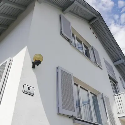 Das Gebäude in dem sich das Ferienhaus befindet