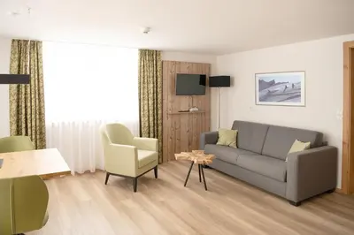 Ein Sitzbereich in der Unterkunft tannberg LODGE