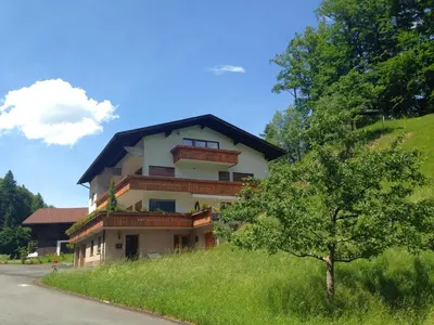Das Gebäude in dem sich die Ferienwohnung befindet