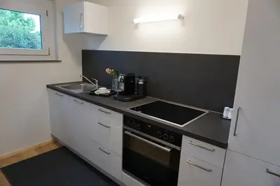 Küche/Küchenzeile in der Unterkunft WOHNUNG ERDGESCHOSS mit 3 Schlafzimmer in ruhiger Gegend