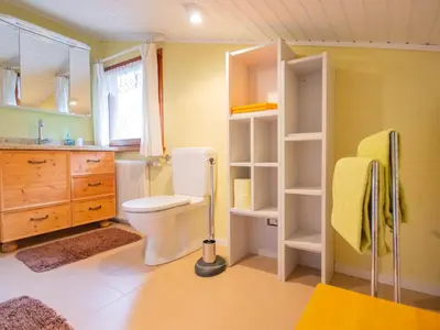 Ein Badezimmer in der Unterkunft Chalet The Schatzie by Interhome