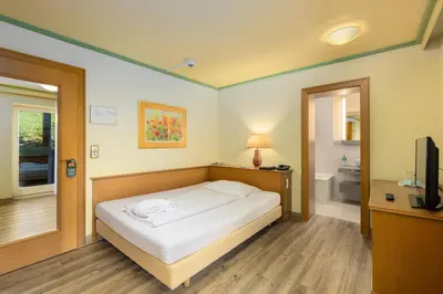 Ein Bett oder Betten in einem Zimmer der Unterkunft IFA Alpenhof Wildental Hotel Kleinwalsertal Adults only