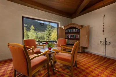 Ein Sitzbereich in der Unterkunft IFA Breitach Apartments Kleinwalsertal