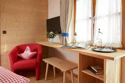 Ein Sitzbereich in der Unterkunft Biohotel Walserstuba