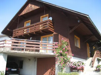 Das Gebäude in dem sich das Ferienhaus befindet