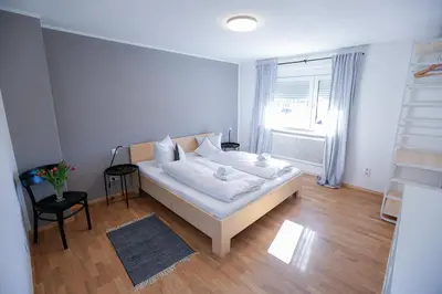 Ein Bett oder Betten in einem Zimmer der Unterkunft WOHNUNG OBERGESCHOSS mit 3 Schlafzimmer in ruhiger Gegend