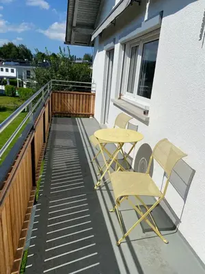 Ein Balkon oder eine Terrasse in der Unterkunft WOHNUNG OBERGESCHOSS mit 3 Schlafzimmer in ruhiger Gegend
