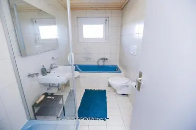 Ein Badezimmer in der Unterkunft WOHNUNG OBERGESCHOSS mit 3 Schlafzimmer in ruhiger Gegend