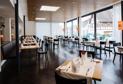 Ein Restaurant oder anderes Speiselokal in der Unterkunft Hotel Krone