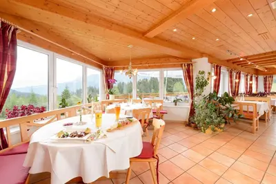 Ein Restaurant oder anderes Speiselokal in der Unterkunft Alpengasthof Hörnlepass