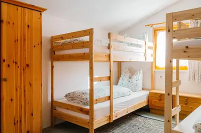 Ein Bett oder Betten in einem Zimmer der Unterkunft Rosa - Huusa im Bregenzerwald