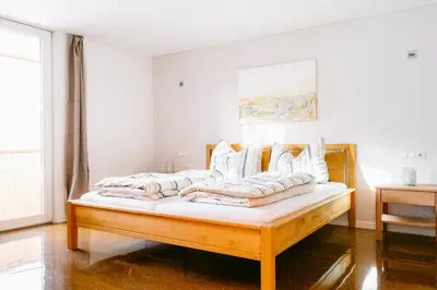 Ein Bett oder Betten in einem Zimmer der Unterkunft Rosa - Huusa im Bregenzerwald
