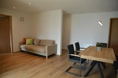 Ein Sitzbereich in der Unterkunft Ferienwohnung Grunholz