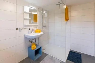 Ein Badezimmer in der Unterkunft Rosenhaus 3