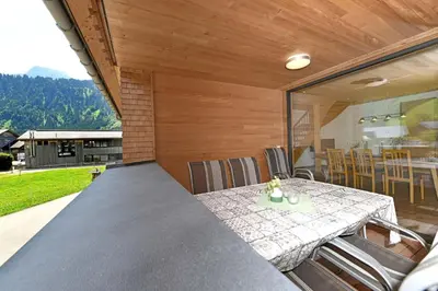 Ein allgemeiner Bergblick oder ein Berglick von des Bauernhofs aus