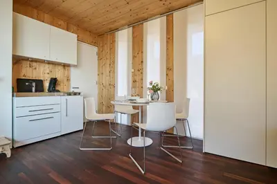 Küche/Küchenzeile in der Unterkunft Luxus Design Apartment mit Panoramafenster - See - & Waldblick, wechselnde Kunst zum Erwerb