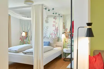 Ein Bett oder Betten in einem Zimmer der Unterkunft Rotes Haus Bregenz Garten Wohnung