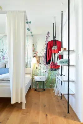 Ein Bett oder Betten in einem Zimmer der Unterkunft Rotes Haus Bregenz Garten Wohnung