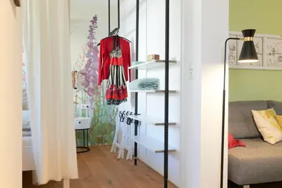Ein Bett oder Betten in einem Zimmer der Unterkunft Rotes Haus Bregenz Garten Wohnung
