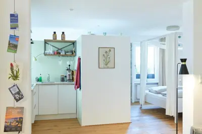 Ein Bett oder Betten in einem Zimmer der Unterkunft Rotes Haus Bregenz Garten Wohnung