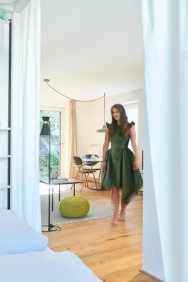 Ein Bett oder Betten in einem Zimmer der Unterkunft Rotes Haus Bregenz Garten Wohnung