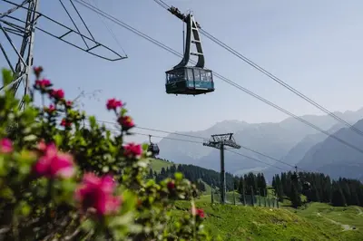 Ein allgemeiner Bergblick oder ein Berglick von des Aparthotels aus
