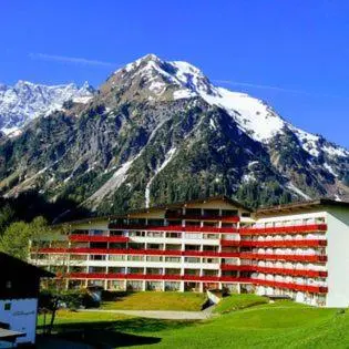 Ein allgemeiner Bergblick oder ein Berglick von des Aparthotels aus