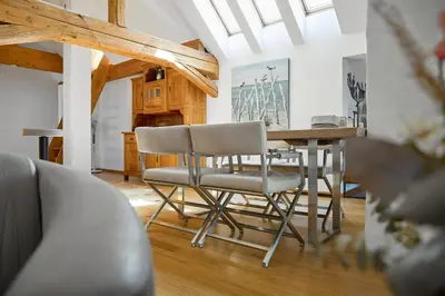 Ein Sitzbereich in der Unterkunft Außergewöhnliches Loft am Pfänderhang mit Seeblick