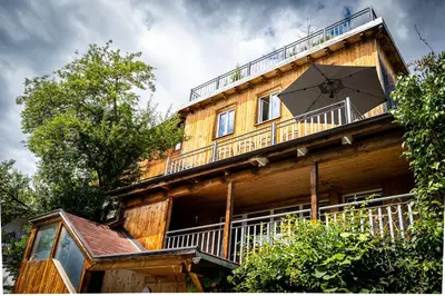 Das Gebäude in dem sich das Ferienhaus befindet