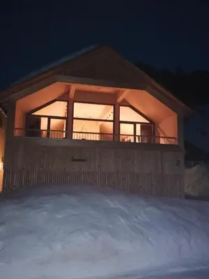 Das Gebäude in dem sich das Ferienhaus befindet