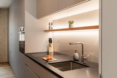 Küche/Küchenzeile in der Unterkunft Boutique Apartment Mellau inklusive gefülltem Kühlschrank bei Anreise
