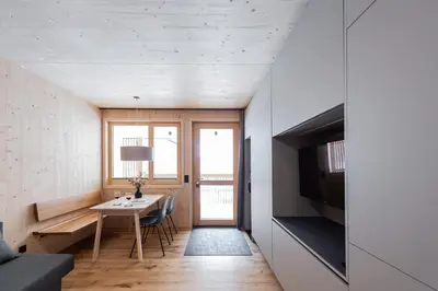 Ein Sitzbereich in der Unterkunft Boutique Apartment Mellau inklusive gefülltem Kühlschrank bei Anreise