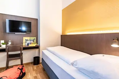 Ein Bett oder Betten in einem Zimmer der Unterkunft JUFA Hotel Bregenz