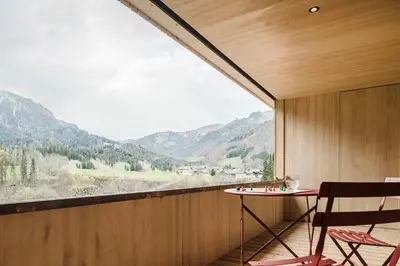 Ein allgemeiner Bergblick oder ein Berglick von des Aparthotels aus