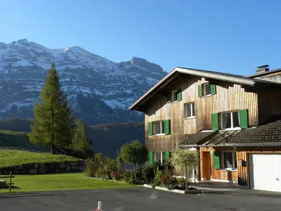 Ein allgemeiner Bergblick oder ein Berglick von der Pension aus