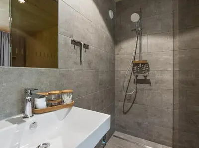 Ein Badezimmer in der Unterkunft Neues Wood Design Apartment im Herzen des Bregenzerwalds