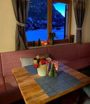 Ein allgemeiner Bergblick oder ein Berglick von der Pension aus